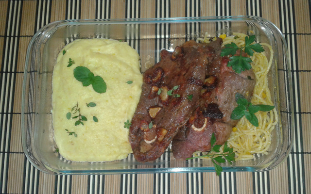 Bife de Pernil Grelhado ao Alho com Purê de Mandioca