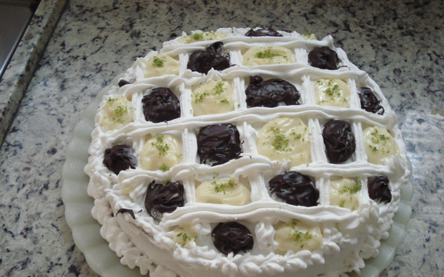 Bolo com recheio de limão e chocolate