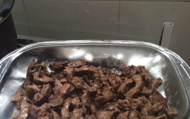 Iscas de fígado aceboladas