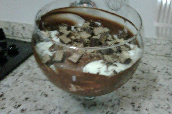 Pavê de sorvete de flocos com ganache e Bis