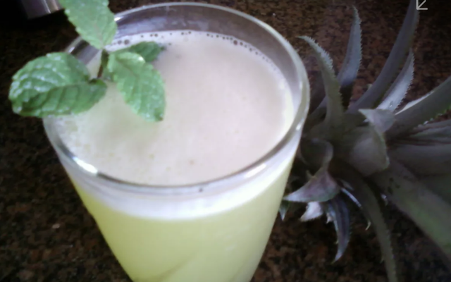Suco de casca de abacaxi com hortelã