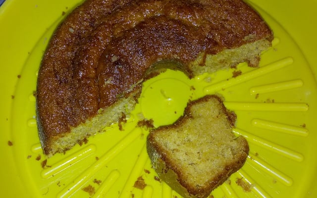 Bolo cremoso de milho verde e coco