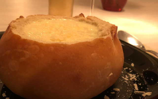 Sopa creme de queijos no pão italiano