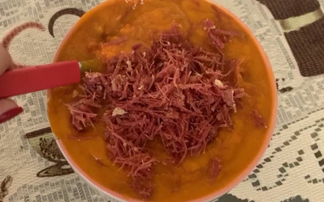 Caldo de abóbora com carne seca
