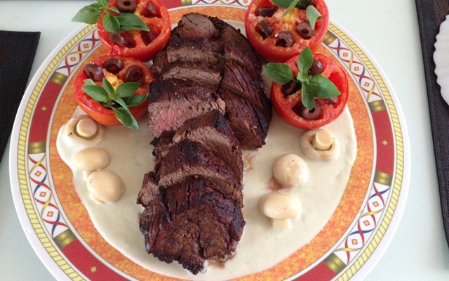 Filé mignon ao molho gorgonzola e tomates recheados