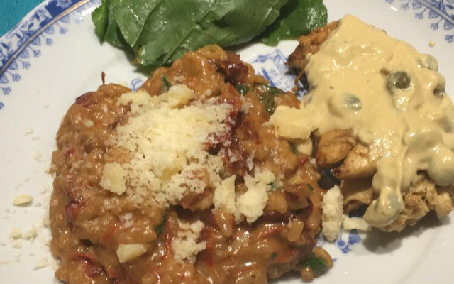 Risoto com tomate seco, mussarela e rúcula da Tam