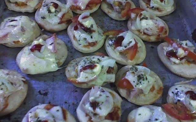 Minipizza de queijo e presunto