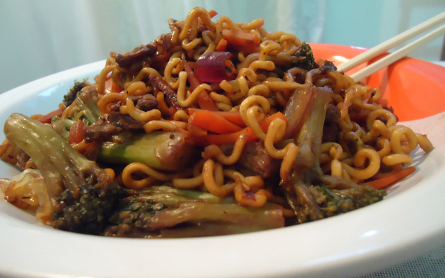 Yakisoba de carne com marcarrão lámen