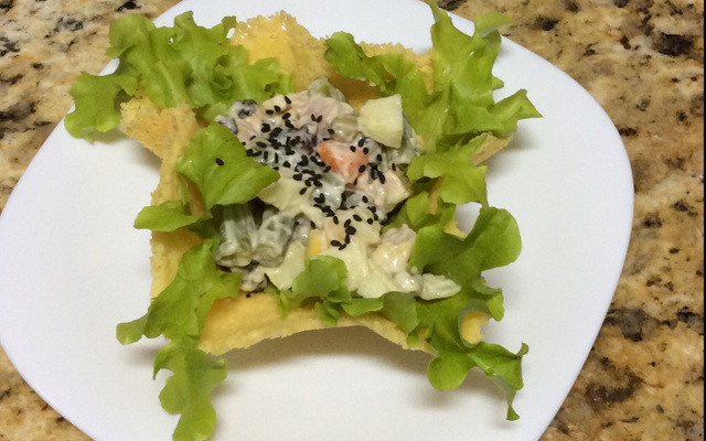 Cestinha de Parmesão com Salada Agridoce