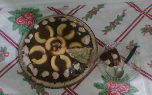 Bolo de pêssego com cobertura de chocolate