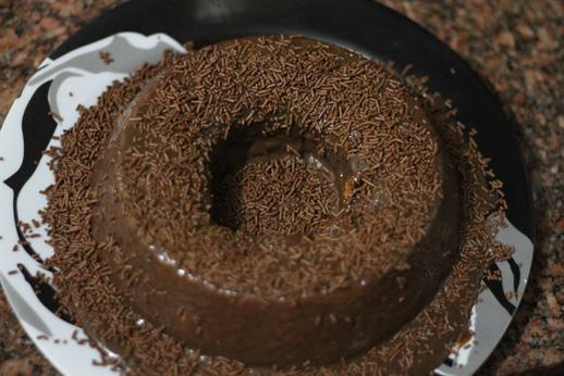 Bolo de cenoura com cobertura de chocolate