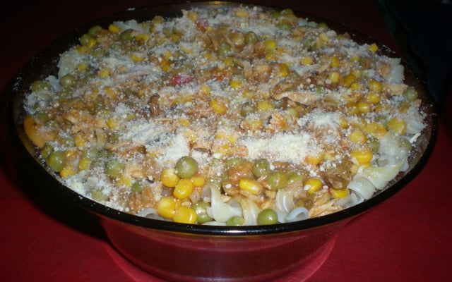 Macarronada com frango desfiado