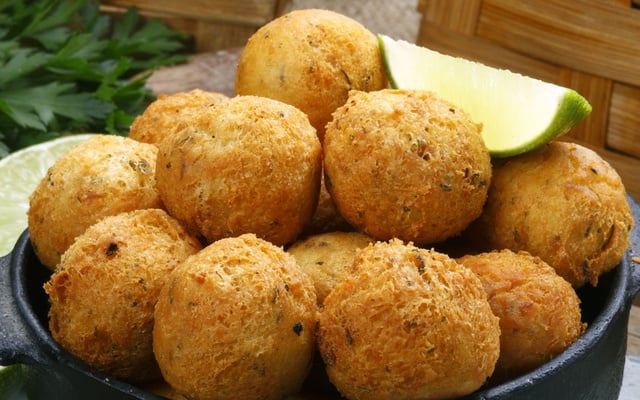 Bolinho de bacalhau simples sem erro, redondo e douradinho