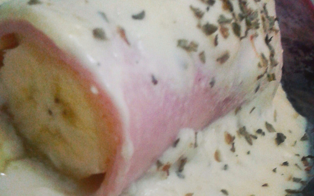 Banana com presunto e queijo ao molho branco