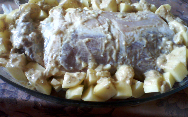 Costelinha de porco com creme de cebola