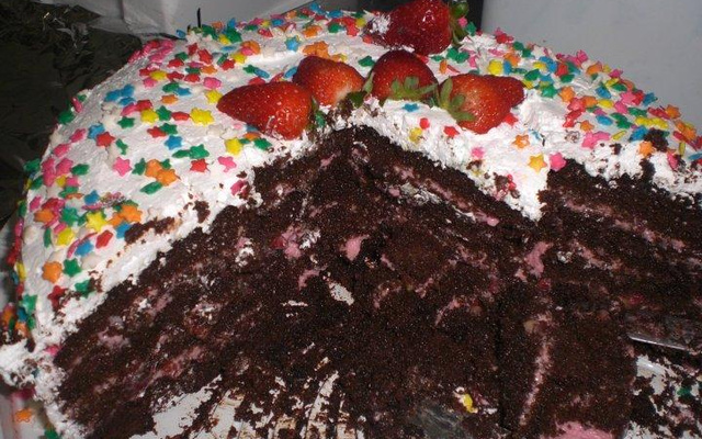 Bolo de chocolate com recheio de morango