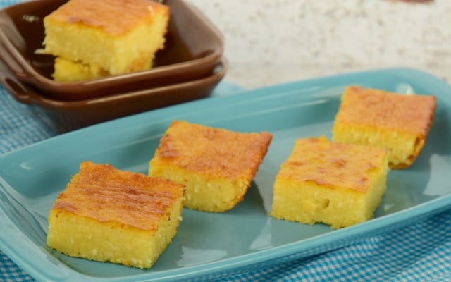 Fatias de bolo de mandioca em quadradinhos em uma travessa