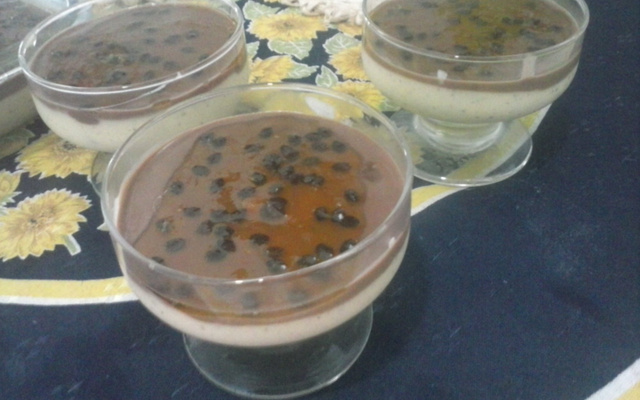 Mousse de maracujá com cobertura de chocolate e calda