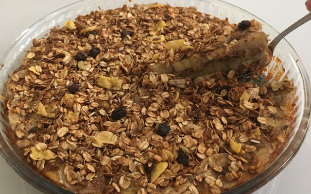 Torta integral de banana com granola
