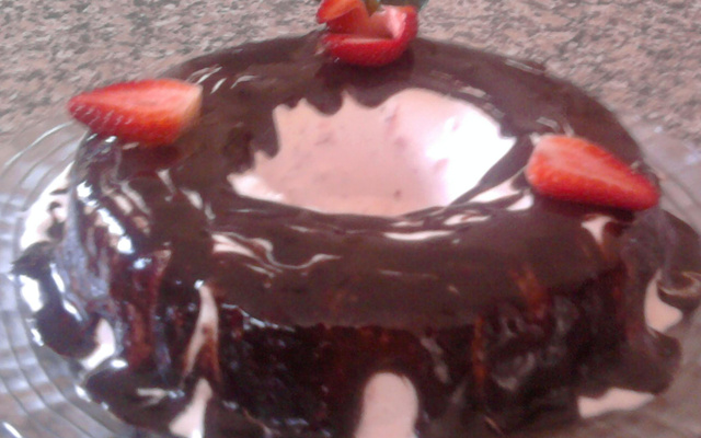 Sorvete de morango com calda de chocolate