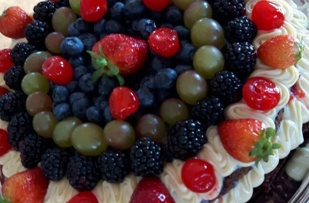 Naked cake de chocolate com brigadeiro branco e frutas vermelhas
