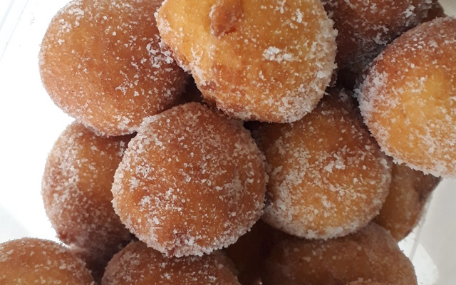 Bolinho de chuva de cenoura com calda de chocolate