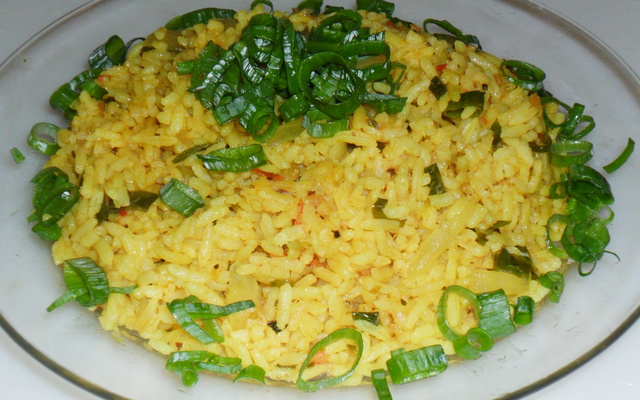 Arroz com açafrão, tomates e cheiro verde