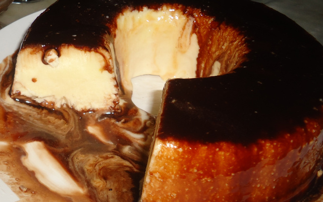 Pudim gelado com calda de chocolate