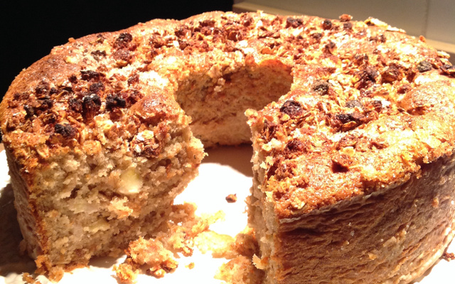 Bolo de banana com granola, damasco e tâmaras