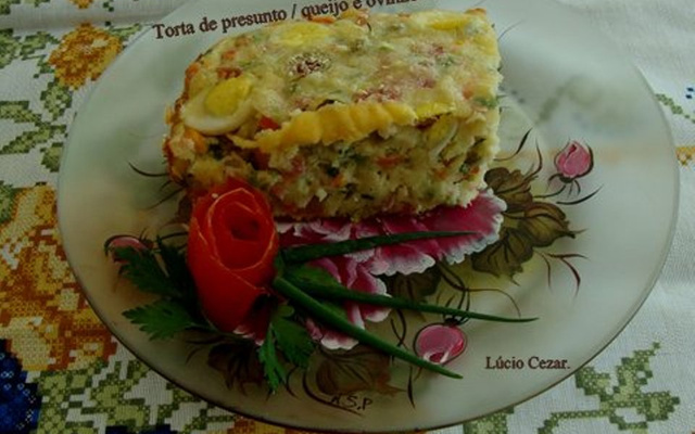Torta de presunto, queijo e ovinhos de codorna
