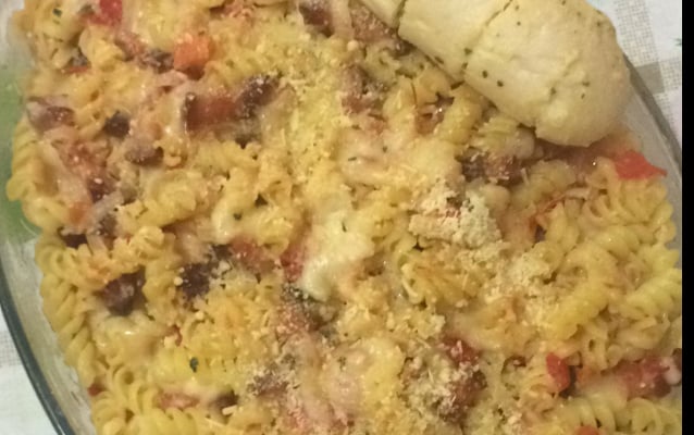 Macarrão ao forno com bacon e mussarela