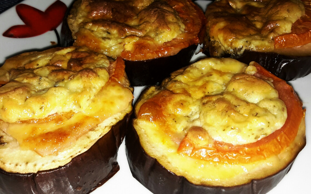 Berinjela gratinada com molho cremoso de gorgonzola