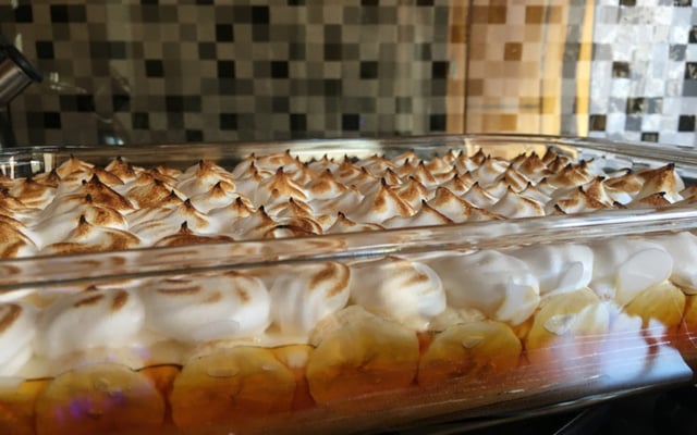 Chico balanceado com banana