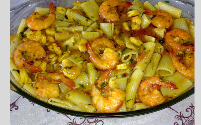 Macarrão x moqueca de camarão