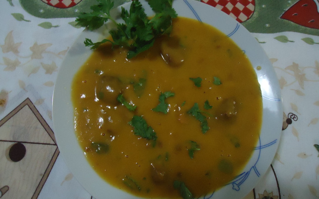 Caldo cremoso de mandioquinha salsa com carne de panela