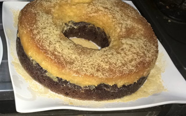 Bolo de chocolate com pudim de coco