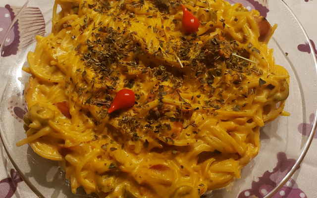 Macarrão com salsicha e creme de leite