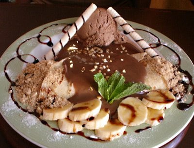 Banana com calda de chocolate e sorvete