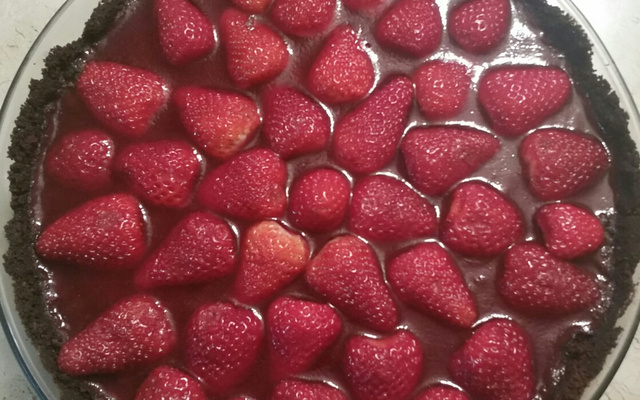 Torta de oreo com chocolate e morangos