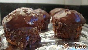 Muffins recheados e com cobertura de chocolate