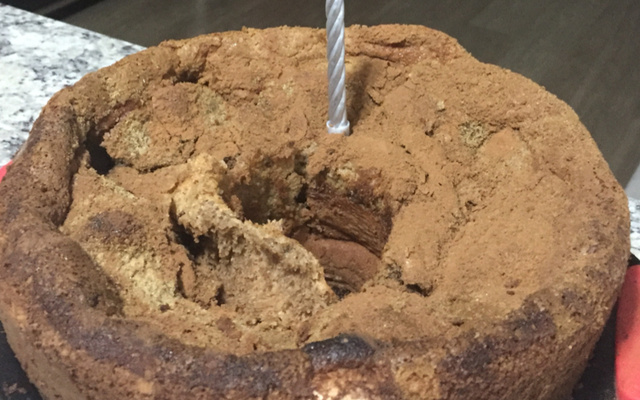 Bolo de banana com canela e açúcar mascavo