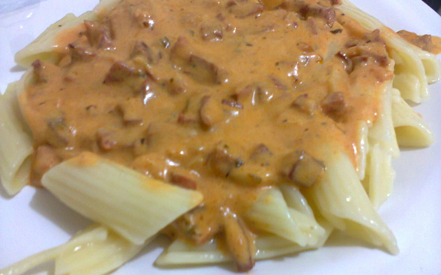 Macarrão ao molho rosé com calabresa