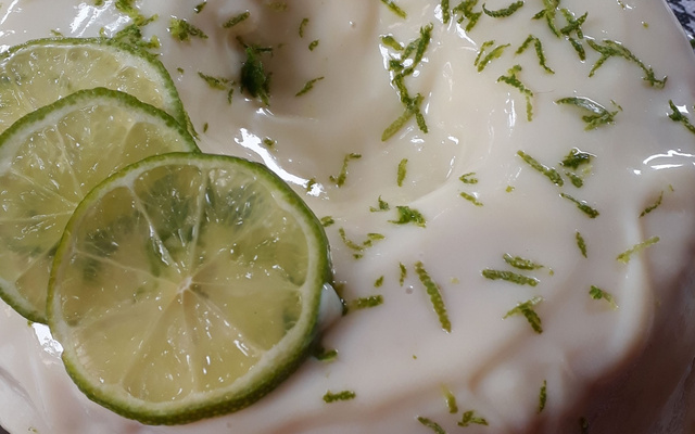 Bolo de iogurte com cobertura de leite condensado e limão