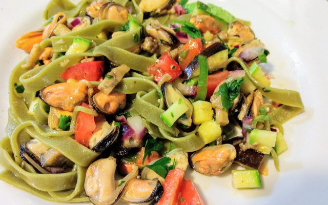 Mexilhões ao vinagrete com espaguete