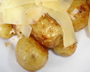Batata assada com lascas de parmesão fácil