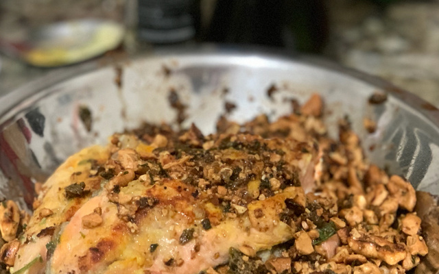 Truta grelhada com castanha de caju