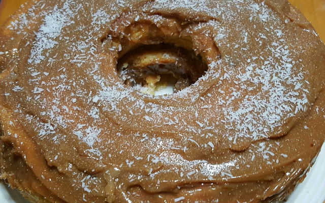Bolo de leite em pó com doce de leite