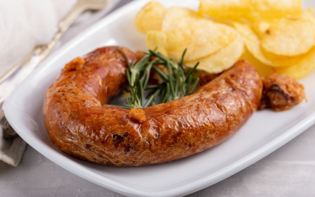 Alheira de peixe defumado servido com batatas chips