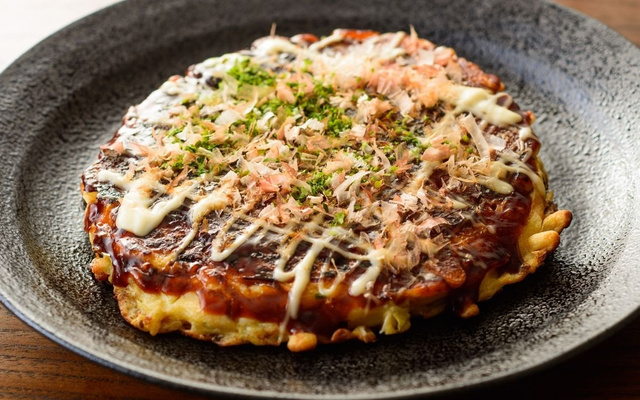 Okonomiyaki finalizado com molho agridoce e maionese