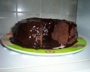Bolo de chocolate assado com a calda